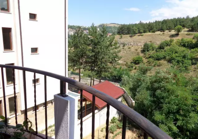 1. Снимка на Тристаен обзаведен апартамент с панорама към Пирин планина