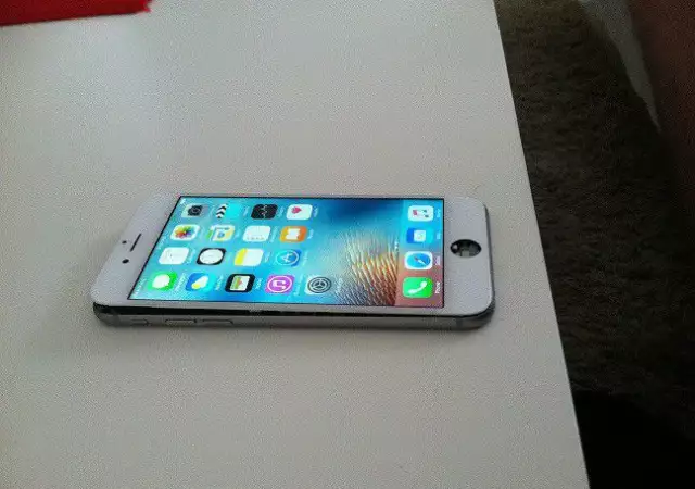 Продавам оригинален бял дисплей от iPhone 6 свален от работе