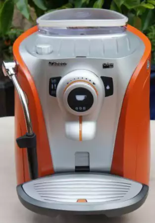 1. Снимка на Оранжевата Саеко одеа гиро е една от компактните кафе машини