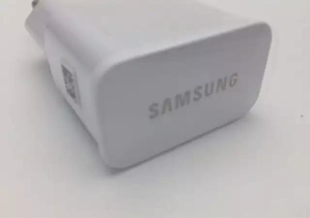 3. Снимка на Оригинални адаптер, USB кабел, слушалки Samsung с гаранция