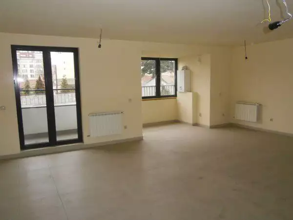 Продавам 3 - стаен апартамент до МОЛ - България