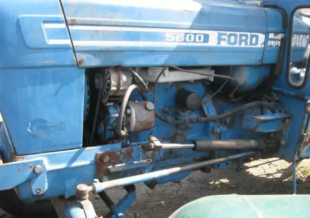 4. Снимка на трактор Форд