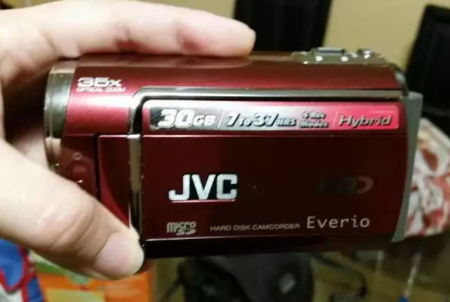 JVC камера GZ - MG330RE и подаръци, 30GB HDD, 35x оптично увел