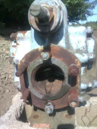 2. Снимка на Маслена помпа от маслозаправчик ГАЗ - 51 .