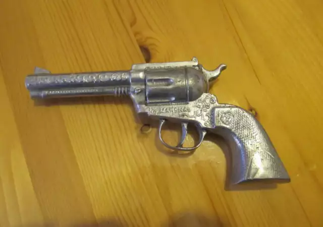 1. Снимка на стар пистолет Marshal antique Schrodel, Made in GERMANY крас