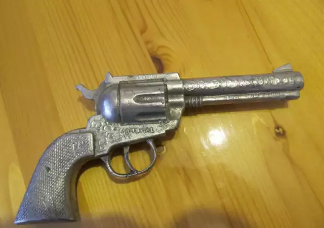 4. Снимка на стар пистолет Marshal antique Schrodel, Made in GERMANY крас