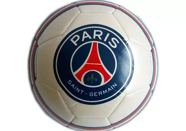 1. Снимка на Футболна топка за игра, футбол на отбор Paris Saint - Germain