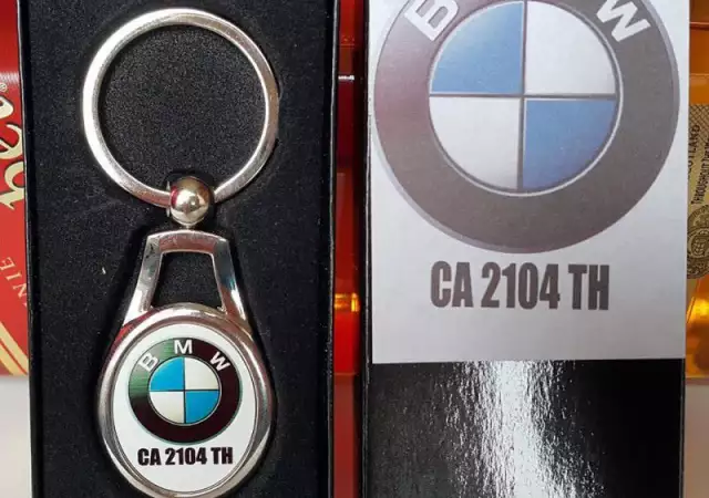 1. Снимка на Метален ключодържател BMW с регистрационния ви номер изписан