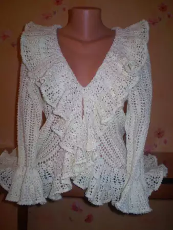 2. Снимка на ръчно плетени блузи и шалове