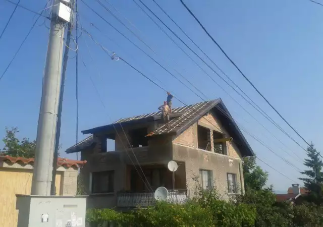 8. Снимка на строителни услуги ремонт покриви Пазарджик
