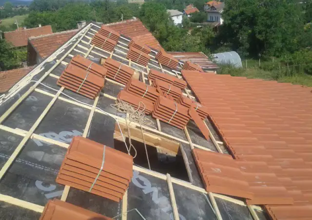 1. Снимка на строителни услуги ремонт покриви Пазарджик