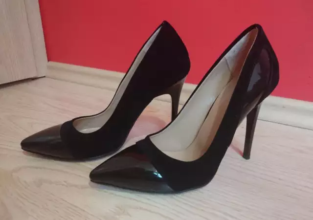 Продавам дамски черни обувки на висок ток