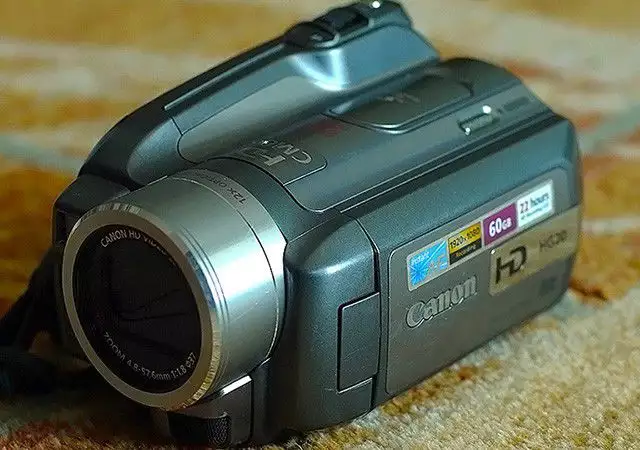2. Снимка на НОВА FULL HD Видеокамера Canon HG20 60GB Mic - in