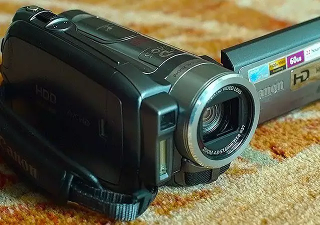 4. Снимка на НОВА FULL HD Видеокамера Canon HG20 60GB Mic - in