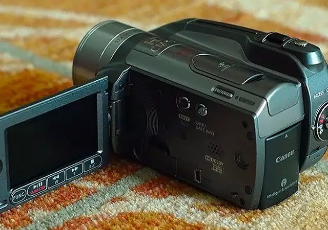 3. Снимка на НОВА FULL HD Видеокамера Canon HG20 60GB Mic - in