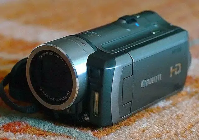 2. Снимка на Нова Full HD Видеокамера Canon HF100 Mic - in - Пълен комплект