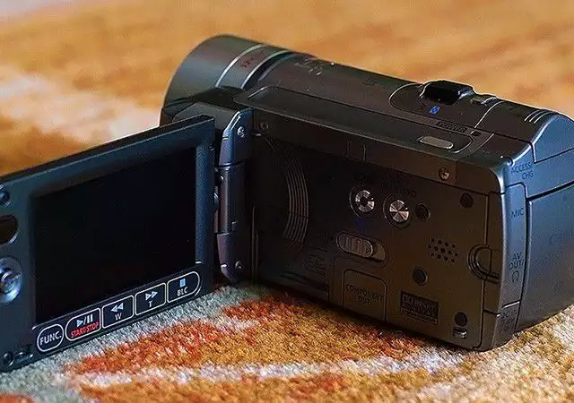 3. Снимка на Нова Full HD Видеокамера Canon HF100 Mic - in - Пълен комплект