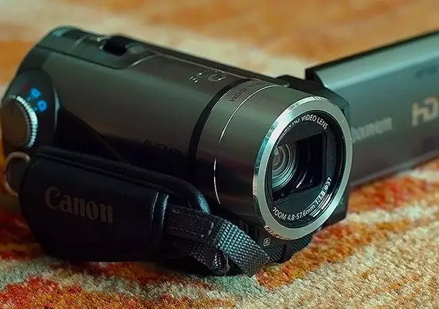 4. Снимка на Нова Full HD Видеокамера Canon HF100 Mic - in - Пълен комплект