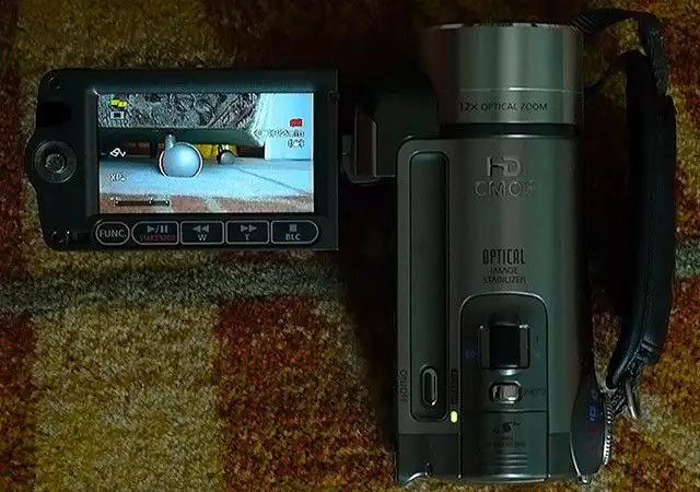 5. Снимка на Нова Full HD Видеокамера Canon HF100 Mic - in - Пълен комплект