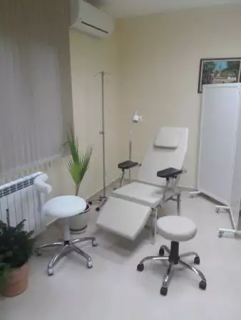 Дава под наем обзаведен лекарски кабинет в центъра на София