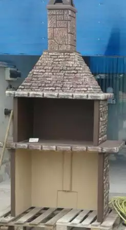 1. Снимка на Градинско барбекю и градинска чешма от бетон