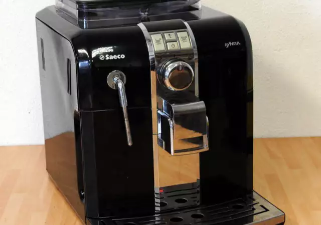 Кафе машината е с модерен дизайн Saeco sintia black