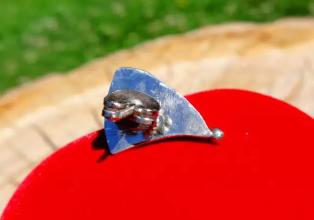 6. Снимка на Сребърна обеца с естествен сапфир.