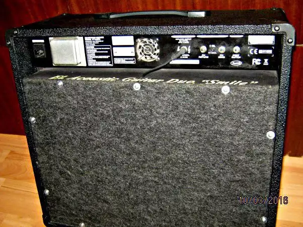 Hybrid guitar combo amp Behringer - VT100FX - 