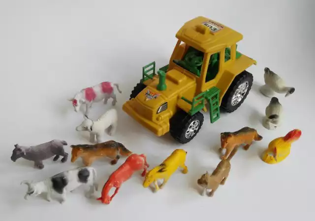 1. Снимка на Комплект детски играчки за торта с трактор и домашни животни