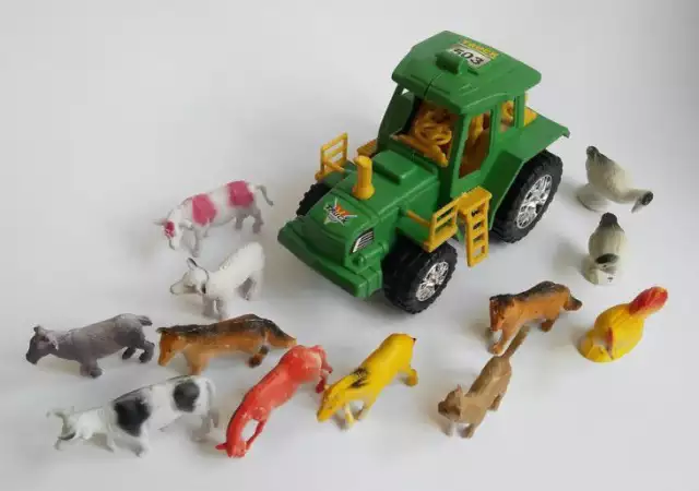 2. Снимка на Комплект детски играчки за торта с трактор и домашни животни