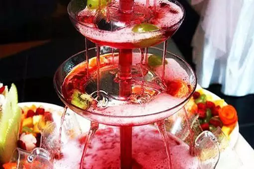 2. Снимка на НОВА Кетъринг предлага фонтани с цветни алкохолни и безалк
