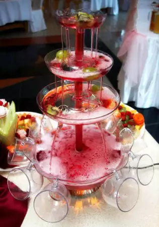 3. Снимка на НОВА Кетъринг предлага фонтани с цветни алкохолни и безалк