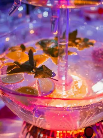 5. Снимка на НОВА Кетъринг предлага фонтани с цветни алкохолни и безалк