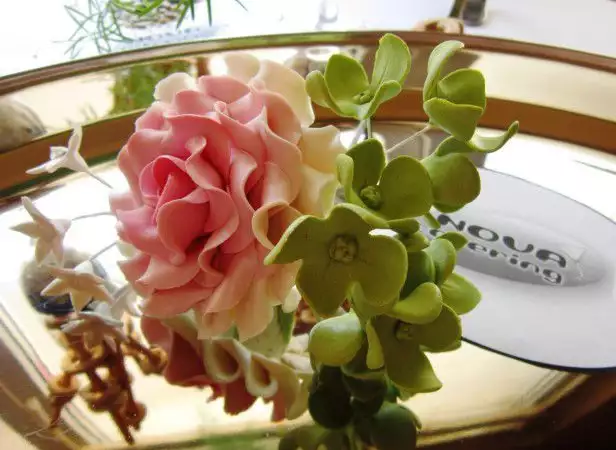 1. Снимка на НОВА Кетъринг, прекрасни захарни цветя от фондан