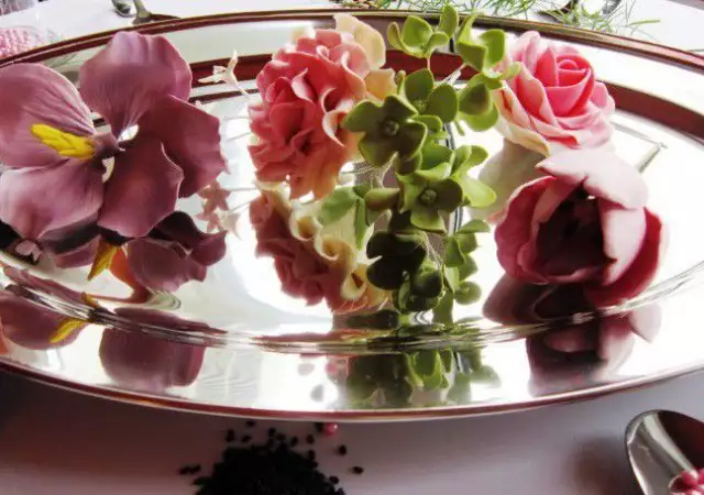 4. Снимка на НОВА Кетъринг, прекрасни захарни цветя от фондан