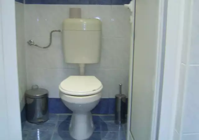 Стая собствен WC възел без хазяй в центъра на Вaрна