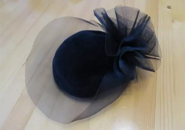 1. Снимка на Бутикова екстравагантна дамска шапка ръчна изработка на Marz