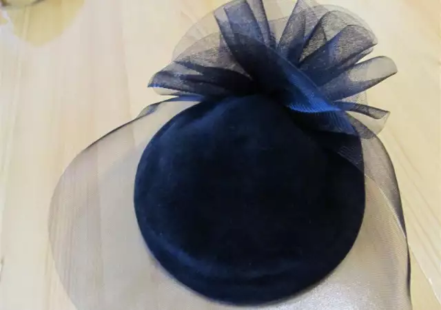 2. Снимка на Бутикова екстравагантна дамска шапка ръчна изработка на Marz