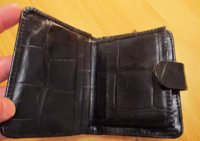 2. Снимка на Красиво черно портмоне от дебела телешка кожа с много делени