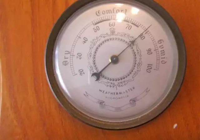 2. Снимка на Стар английски барометър, термометър и влагомер в корпус от