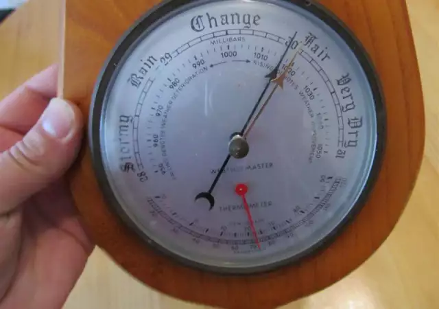 3. Снимка на Стар английски барометър, термометър и влагомер в корпус от