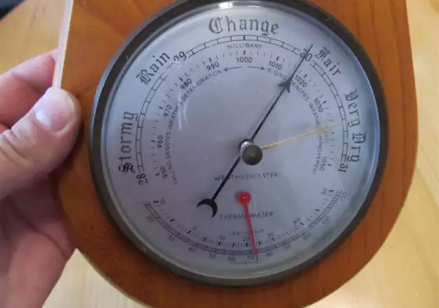 4. Снимка на Стар английски барометър, термометър и влагомер в корпус от