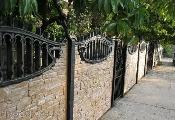 1. Снимка на Бетонова релефна сглобяема ограда от армирани панели акция