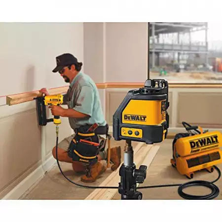 3. Снимка на Лазерен Нивелир DEWALT DW088K хоризонтала и вертикал ТОП