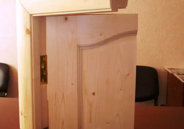 2. Снимка на Дървена врата с каса, масивна