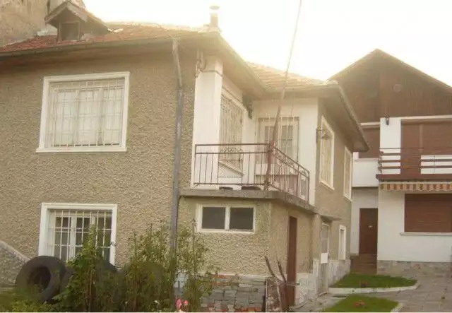Двуетажна къща със ЗП 75 кв.м. , РЗП 150 кв.м. в гр. Батак
