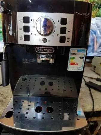 Продавам кафемашина - автомат Delonghi Magnifica S