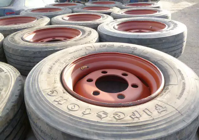 7. Снимка на гуми с джанти за четири тоно ремарке