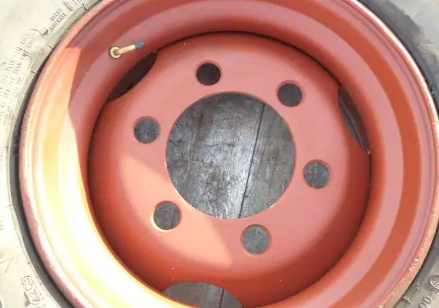 2. Снимка на гуми с джанти за четири тоно ремарке
