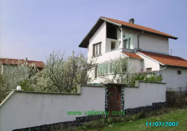 Двуетажна къща в село Българчево